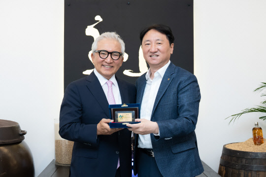 권준학 은행장이 지난 20일 ㈜화요에 감사패를 전달하며 기념촬영을 하고 있다. (왼쪽부터) 화요 조태권 대표, NH농협은행 권준학 은행장. (NH농협은행 제공)